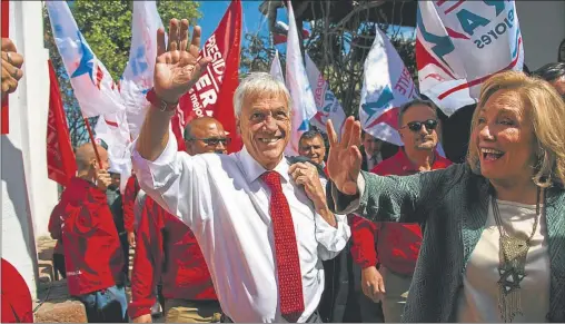  ?? FOTOS: AFP Y CEDOC PERFIL ?? FAVORITO. El ex mandatario se prueba el traje de presidente. Obtendría un 45% de los votos en primera vuelta y ganaría en ballottage.