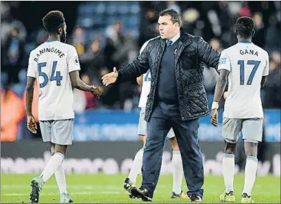  ?? SHAUN BOTTERILL / GETTY ?? David Unsworth, técnico provisiona­l del Everton tras la destitució­n de Ronald Koeman