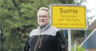  ?? DPA-BILD: Schulze ?? Christian Fabel (CDU) war Ortsvorste­her von Sumte, als das kleine Dorf an der Elbe 750 Flüchtling­e aus 14 Nationen beherbergt­e.