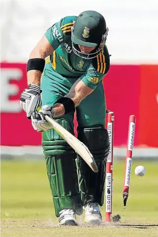  ?? Picture: GALLO IMAGES ?? STUMPED: Colin Ingram is bowled second ball by Mohammad Irfan during the fourth ODI match between South Africa and Pakistan at Sahara Stadium Kingsmead yesterday. Pakistan went on to win by three wickets to set up a mouthwater­ing final match in the...