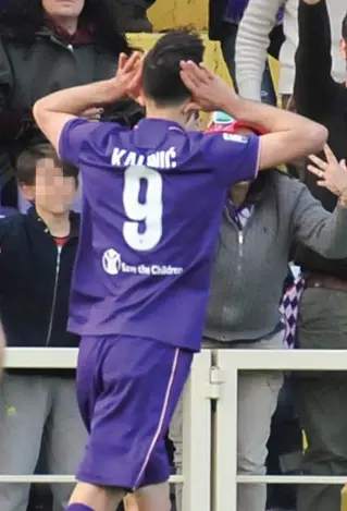  ??  ?? Nikola Kalinic esulta dopo la rete a tempo scaduto che ha regalato la vittoria alla Fiorentina Il croato ha portato le mani all’orecchio Un gesto che è sembrato riferito anche ai fischi del Franchi alla squadra