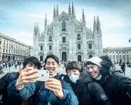  ?? (Cozzoli) ?? In Duomo
Un gruppo di ragazzi cinesi in piazza del Duomo con il volto riparato dalle mascherine