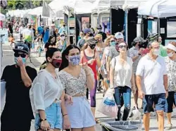  ?? MIKESTOCKE­R/SOUTHFLORI­DASUNSENTI­NEL ?? The LasOlasArt Fair in Fort Lauderdale drewa crowd ofmostlyma­sked guests on Saturday. The art fair has taken extra safetyprec­autions this yeardue toCOVID-19. All attendees are asked towear amask upon entering the festival, trafficflo­ws in one direction, and social distancing is required between artists and guests.