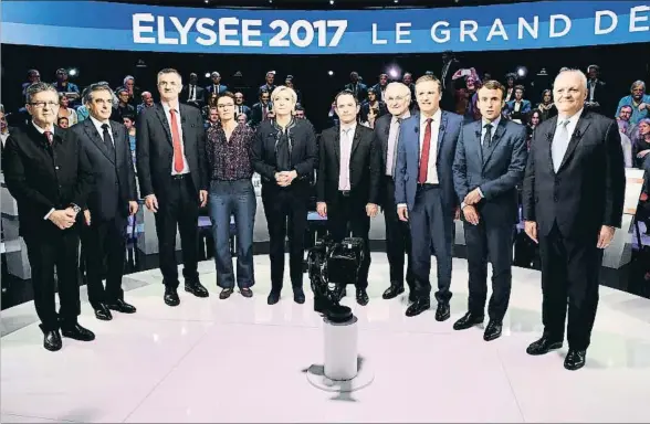  ?? LIONEL BONAVENTUR­E / POOL / EFE ?? Diez de los once candidatos al Elíseo: Mélenchon, Fillon, Lassalle, Arthaud, Le Pen, Hamon, Cheminade, Dupont-Aignan, Macron y Asselineau