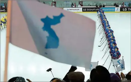  ??  ?? Il y a quelques problèmes de communicat­ion au sein de l’équipe unifiée des deux Corées, en hockey sur glace.