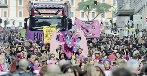  ?? (foto Barsoum/LaPresse) ?? Un momento del corteo delle femministe di ieri pomeriggio nel centro storico
