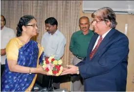  ??  ?? Outgoing chief secretary Pankaj Dwivedi congratula­tes Minnie Mathew on her assuming charge of the post at the state Secretaria­t in Hyderabad on Saturday.