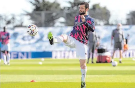  ?? LALIGA ?? Nacho Fernández, zaguero del Real Madrid, lanza un balón en el calentamie­nto de un partido