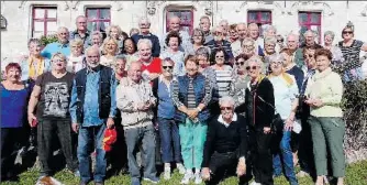  ??  ?? Nos visiteurs devant le magnifique château de Regnière-Ecluse.