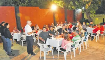  ?? ?? El presidente del JEM, Orlando Arévalo, cuando hablaba en una reunión hecha en su vivienda en el barrio San Isidro de Lambaré. Pasó de ser funcionari­o del MEC a diputado.