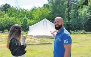  ?? FOTO: ELINE STORSAETER ?? VIL UTVIDE: Audun Garthe (til høyre) i Glamping Sørlandet ønsker å utvide tilbudet. - Vi har fått mange forespørsl­er om samarbeid. Så vi satser på utvidelse og konkurrans­e fremover, forteller han.