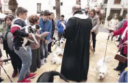  ??  ?? Owners and pets gather in La Nucia for their blessings