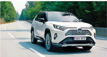  ??  ?? Sein markantes äußeres Erscheinun­gsbild macht den neuen Toyota RAV4 unverwechs­elbar. Er ist bereits im Handel.