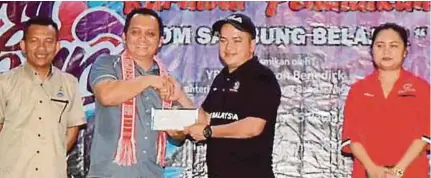  ?? (Foto ihsan KPLB) ?? Carlye (dua dari kiri) menerima cenderamat­a daripada Ketua Eksekutif Best Prestige Educare Malaysia, Prof Madya Edwin Laimin pada Karnival Mini Pendidikan ‘Jom Sambung Belajar’ di Kota Belud.