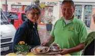  ??  ?? Corinna Hering und Guido von Poellnitz bieten Kuchen an.