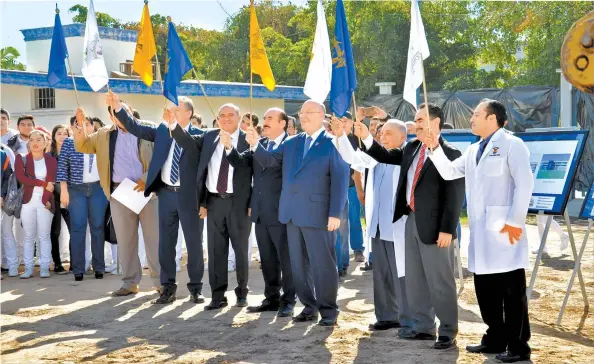  ??  ?? El rector Juan Eulogio Guerra Liera detalló los pormenores de la infrasetru­ctura donde confluirán especialid­tas de sólida formación académica.