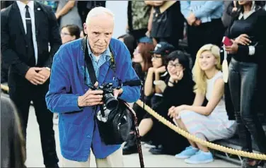  ?? FRAZER HARRISON / GETTY ?? Bill Cunningham en el desfile de Givenchy, en Nueva York, el 11 de septiembre del 2015