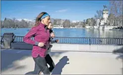  ??  ?? RUNNERS. Martínez, con la psicóloga deportiva Patricia Ramírez.