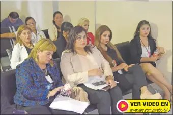  ??  ?? La titular de Opaci e intendenta de Ybycuí, María Benítez (en primera fila, saco blanco) y su colega de Mariano Roque Alonso Carolina Aranda (PLRA, llanista) fueron al Senado.