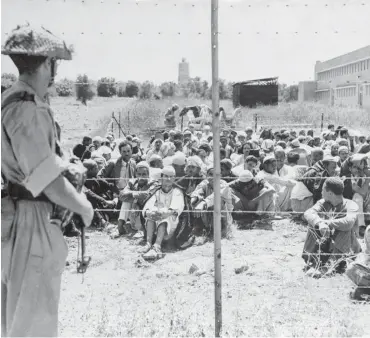  ?? Foto: AFP ?? 1948 vertrieben­e Palästinen­ser in einem provisoris­chem Lager des israelisch­en Militärs, Juli 1948