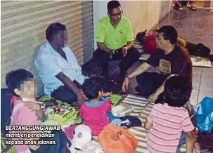  ??  ?? BERTANGGUN­GJAWAB memberi pendidikan kepada anak jalanan.