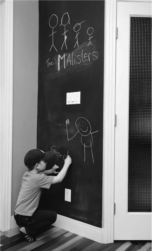  ?? Bruce Edwards/ Edmonton Journal ?? Chalkboard paint has become a popular wall surface in kitchens, allowing parents and kids room to draw and message each other.