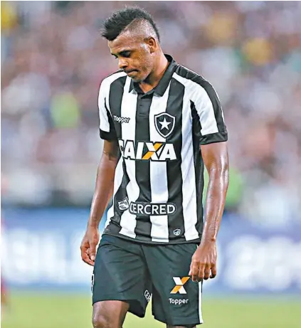  ??  ?? O meia Marcos Vinicius lamenta uma chance perdida: Botafogo ouviu gritos de ‘time sem vergonha’