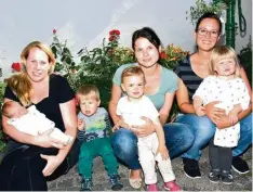  ?? Foto: Helene Monzer ?? Dieses junge Vorstandst­rio freut sich auf die neue Herausford­erung beim Kühbacher Frauenbund: Sabine Mair (Mitte), Petra Alphei (rechts) und Bettina Lechner mit ihren Kindern.