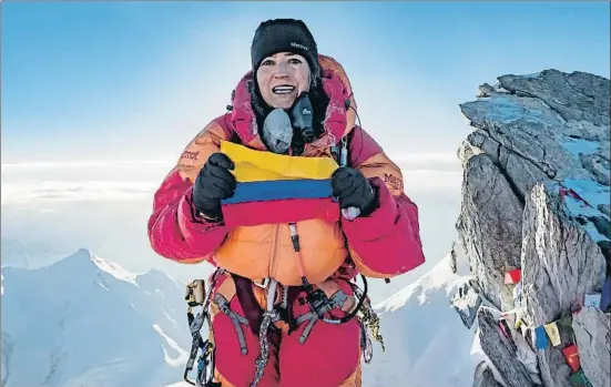  ?? CEDIDA CLAUDIA CAMILA LOPEZ ?? La escaladora colombiana en la cima del Dhaulagiri, el pasado mes de mayo, con la bandera de su país