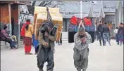  ?? DEEPAK SANSTA ?? ■ Kashmiri labourers carrying luggage on The Ridge.