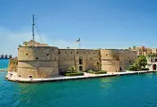  ??  ?? Il monumento Il castello Aragonese di Taranto