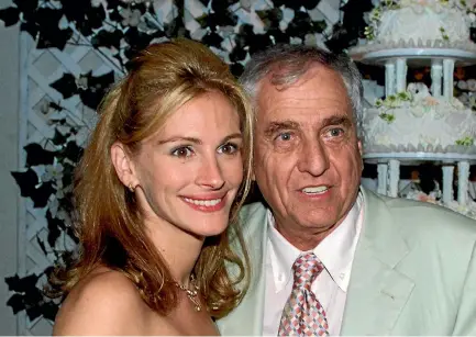  ?? PHOTO: REUTERS ?? Garry Marshall helped to launch the careers of many big stars, including Julia Roberts, whom he directed in Pretty Woman.