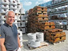  ?? Foto: Hans Bosch ?? Ist für die weitere positive Entwicklun­g bei Baustoffe Raiss in Thannhause­n verant  wortlich: Niederlass­ungsleiter und Prokurist David Büchele.