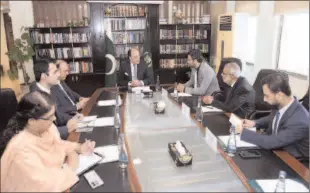  ?? -APP ?? ISLAMABAD
Federal Minister for Finance and Revenue, Senator Muhammad Aurangzeb in a meeting with a delegation of Meezan Bank, led by the Chairman of the Board of Directors, Mr. Riyadh S.A.A Edrees.