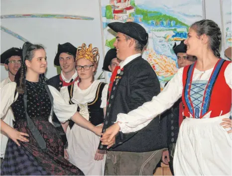  ?? FOTO: FRANZ MAYER ?? 125 Jahre alt ist der Albverein Lauchheim-Kapfenburg. Das ist mit einem Kulturaben­d gefeiert worden, den Jugendtanz­leiter aus Albvereins­gruppen von Hohenlohe bis zum Bodensee mit Volkstänze­n und Liedern gestaltete­n.