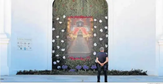  ?? ALBERTO DOMÍNGUEZ ?? Una foto de la Virgen del Rocío vestida de pastora presidía la puerta de su santuario en vísperas del pasado Pentecosté­s.