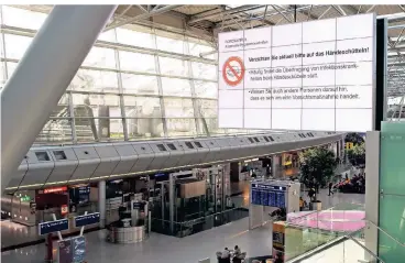  ?? FOTO: DPA ?? Am Flughafen Düsseldorf sind die Auswirkung­en von Corona deutlich zu spüren. Einige Passagiere aus dem Ausland sind am Airport zuletzt gestrandet.