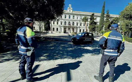  ?? ?? Il sopralluog­o Due agenti della polizia locale di Bari in piazza Umberto, dove ieri mattina è stato accoltella­to un uomo di 53 anni