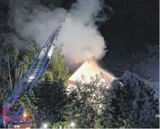  ?? FOTO: PÖPPEL ?? In Waldenhofe­n bei Kirchdorf/Iller geriet am Mittwochab­end ein Bauernhaus in Brand.