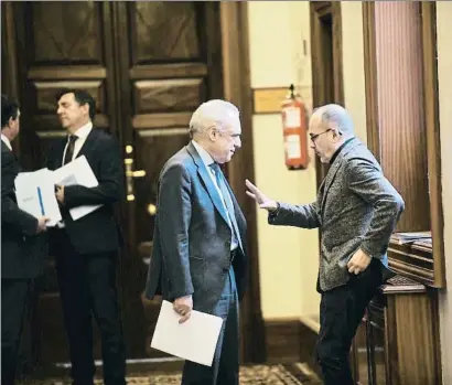  ?? DANI DUCH ?? Rafael Simancas (PSOE) y Carles Campuzano (PDECat) en los pasillos del Congreso