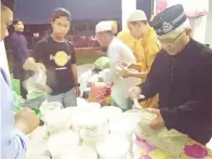  ??  ?? PARA jemaah ketika mengambil juadah soto yang disediakan untuk berbuka puasa.