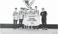  ??  ?? TERBAIK: (Dari kiri) Yeow, Ariston, Yeo, Derek dan Cheah bersama replika cek RM6,000 selepas menang tempat kedua pada kejohanan Alliance of Campus Esports (ACE) Championsh­ip Playoffs di Sunway Velocity Mall, Kuala Lumpur baru-baru ini.