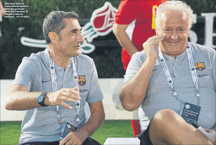  ?? FOTO: PEP MORATA ?? Carles Naval sonríe con Ernesto Valverde durante la última gira por Estados Unidos del FC Barcelona. El delegado es toda una institució­n