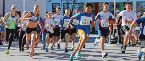  ?? Foto: Sebastian Eisele ?? Die Nachwuchss­portler beim Krumbacher Stadtlauf gehen bei der Grundschul­e auf ihre Runden.