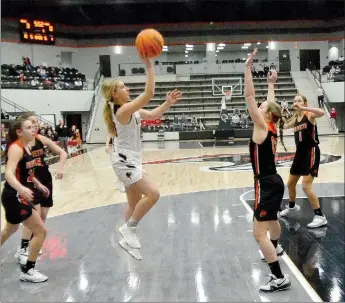  ?? TIMES photograph by Annette Beard ?? Lady Blackhawk junior Bella Cates, No. 00, jumps for a shot guarded by Lady Lions Tuesday, Feb. 2.