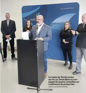  ?? PHOTO LOUIS DESCHÊNES ?? Le maire de Témiscouat­asur-le-lac Denis Blais accompagné de quatre conseiller­s en conférence de presse hier.