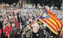  ?? ALBERT GEA / REUTERS ?? Barcelona. Protesta contra el Tribunal Supremo en la Plaza de Cataluña.