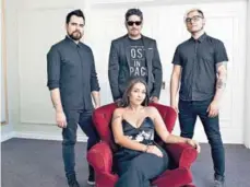  ??  ?? ► La actual formación de la banda, liderada por Luciano Rojas y Denisse Malebrán (al centro).