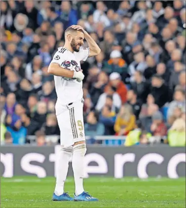  ??  ?? Benzema se lleva la mano a la cabeza tras el segundo gol del Manchester City.