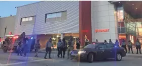  ?? CHRISSY SUTTLES/BCT STAFF CHRISSY SUTTLES/BCT STAFF ?? A heavy police presence outside of Pittsburgh’s East Liberty Target on Monday night.